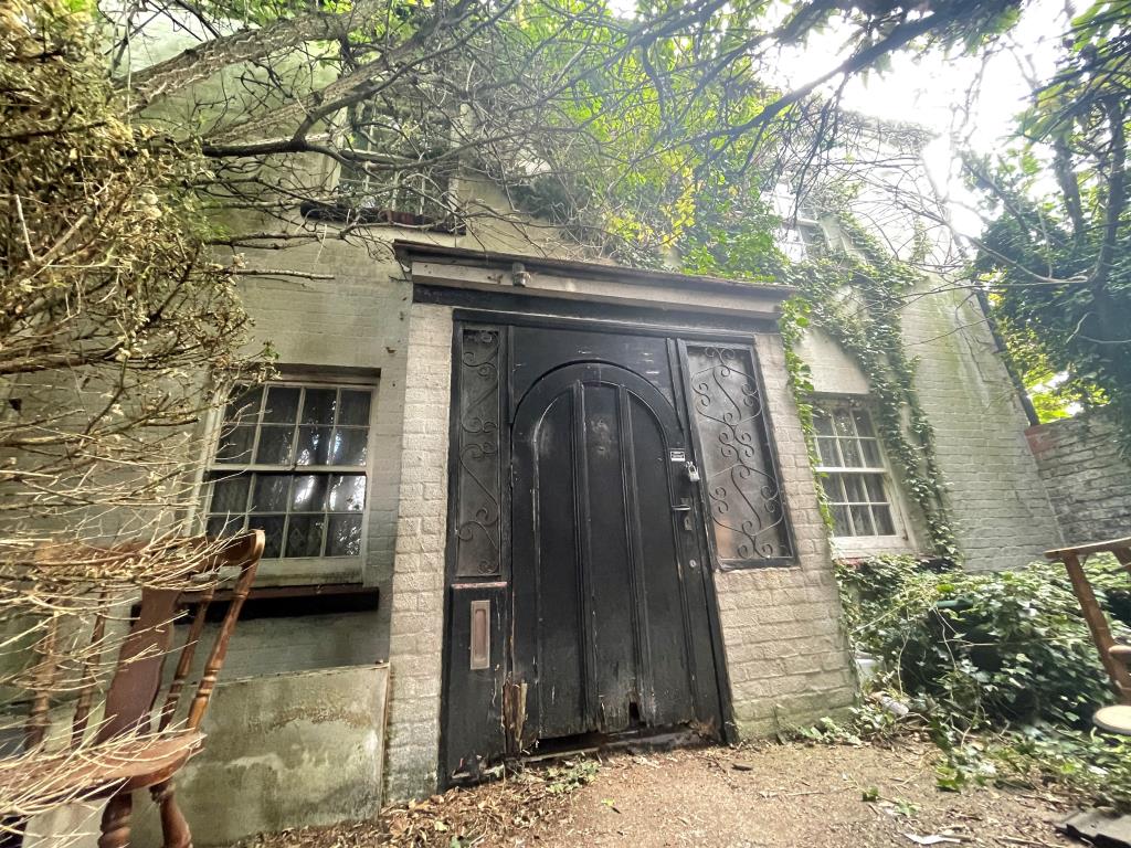 Lot: 38 - DETACHED PERIOD HOUSE FOR COMPLETE REFURBISHMENT -